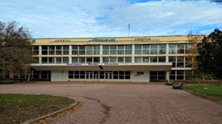 Пул, який складається з нерухомого майна та майнових прав на нерухоме майно: майнові права на вбудовані нежитлові приміщення, які складаються із приміщень відділення банку (приміщення першого поверху з № 1-1 по № 1-14), загальною площею 156,9 кв.м. Адреса знаходження: Автономна Республіка Крим, м. Севастополь, вул. Леніна, 45. Зареєстровано в КП «Бюро технічної інвентаризації та державної реєстрації об’єктів нерухомого майна» Севастопольської міської Ради за № 1729 (Реєстрова книга № 19 нж). Інв. № 1030001008, житловий будинок з надвірними побудовами загальною площею 131,1 кв.м. Адреса знаходження: Україна, Автономна Республіка Крим, м. Сімферополь, вул. Сочинська, 51. Реєстраційний номер об’єкту нерухомого майна 170024301101. Інв. № 4000003343, земельна ділянка загальною площею 0,045га, кадастровий № 0110100000:03:008:0409, цільове призначення для будівництва і обслуговування житлового будинку, господарських будівель і споруд присадибна ділянка). Адреса знаходження: Україна, Автономна Республіка Крим, м. Сімферополь, вул. Сочинська, 51. Реєстраційний номер об’єкту нерухомого майна 170082101101. Інв. № 4000003344, комплекс будівель, загальною площею 4 293,10 кв.м. в складі: - основна будівля з підвалом з прибудовами «А-3», «А/п», «А1-1», «А2-1», площею 3130,5 кв.м., - основна будівля «Д-1», площею 812,6 кв.м., - основна будівля «И-1», площею 350,0 кв.м.. Адреса знаходження: Донецька обл., м. Маріуполь, проспект Карпова, 1. Реєстраційний номер об’єкту нерухомого майна 348227614123. Інв. № 4000055805, майновий комплекс, до складу якого входить друга черга комплексу громадсько-розважального центру загальною площею 1 019,9 кв.м. в складі якого: - адміністративно-побутова будівля з гаражем в літ. Б-2, площею 236,8 кв.м., - будівля кафе літ. А-2, площею 783,1 кв.м., - атракціон з господарськими спорудами. Адреса знаходження: Донецька область, м. Донецьк, вул. Куйбишева, 120а. Реєстраційний номер об’єкту нерухомого майна 2389901714101. Інв. № 4000057922.